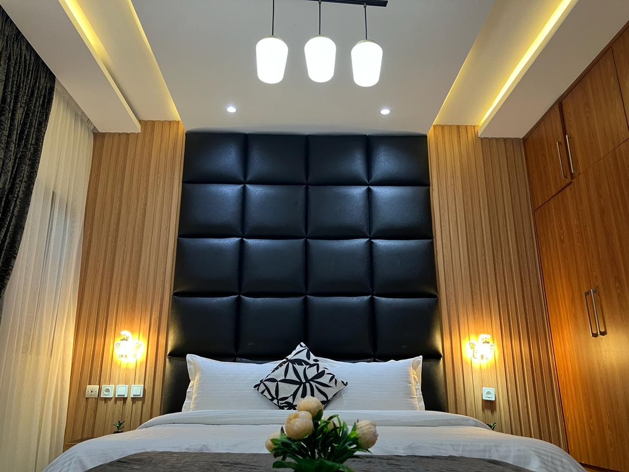 Studio meublé fond noir avec piscine